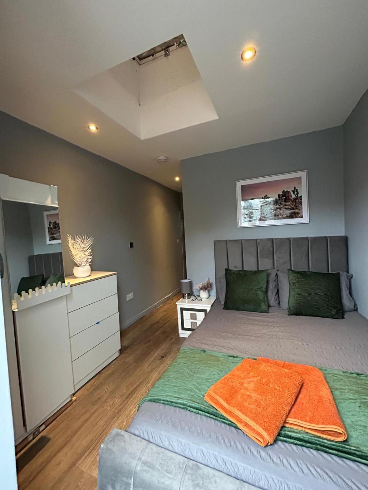 Apartment 2 Bedroom Flat In Euston 2 Mins Away From Station, No Lift London