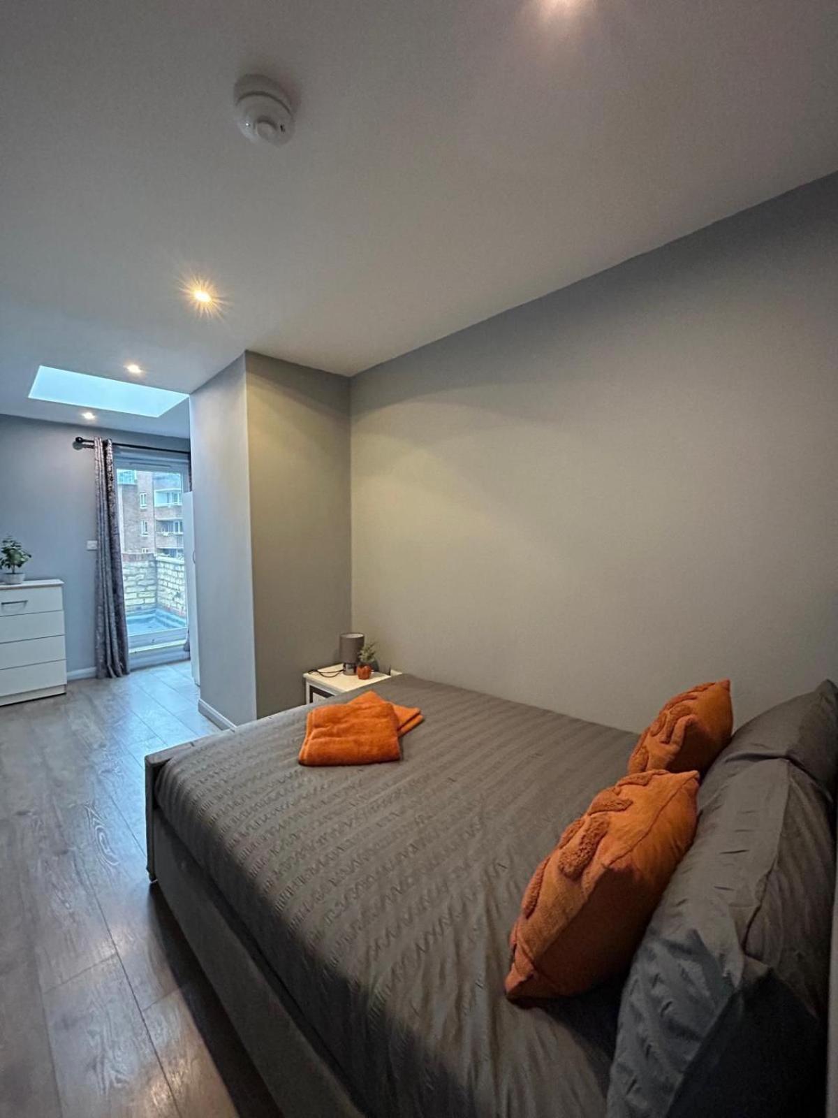 Apartment 2 Bedroom Flat In Euston 2 Mins Away From Station, No Lift *