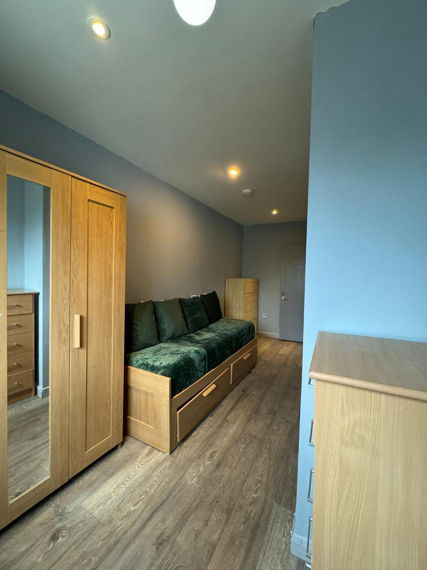 2 Bedroom Flat In Euston 2 Mins Away From Station, No Lift London