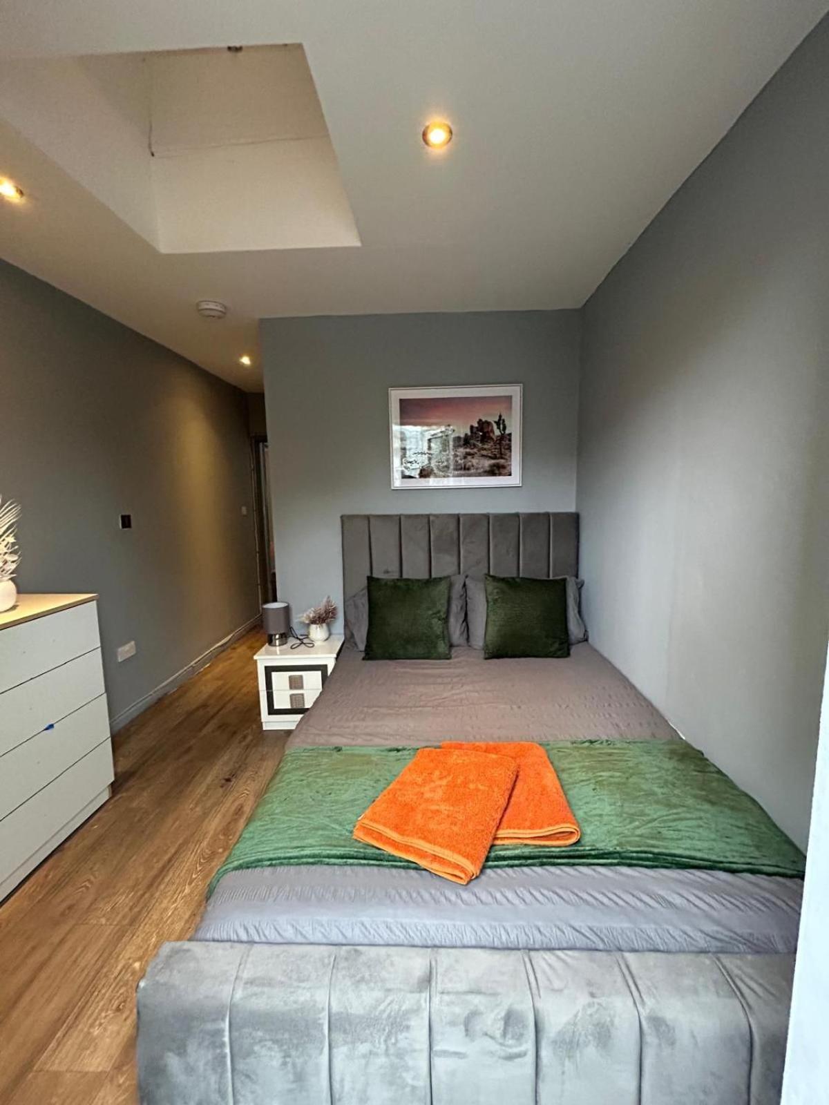 2 Bedroom Flat In Euston 2 Mins Away From Station, No Lift Apartment