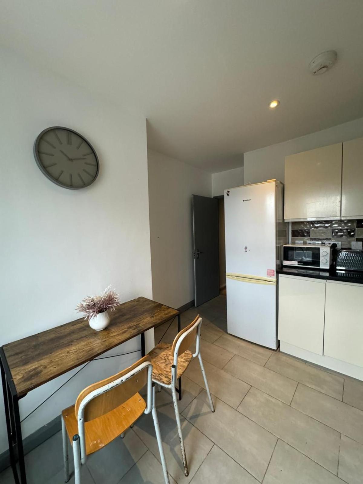Apartment 2 Bedroom Flat In Euston 2 Mins Away From Station, No Lift *