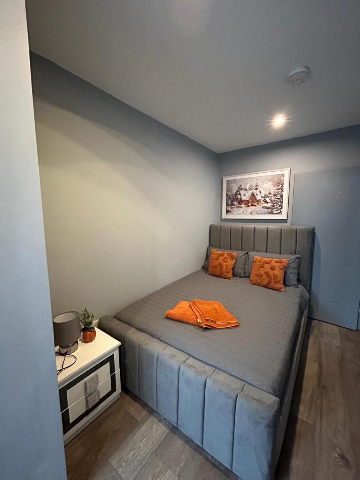 2 Bedroom Flat In Euston 2 Mins Away From Station, No Lift Apartment *