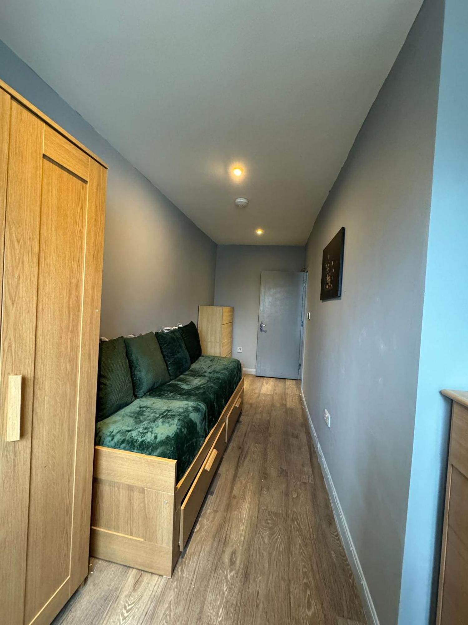 2 Bedroom Flat In Euston 2 Mins Away From Station, No Lift Apartment *