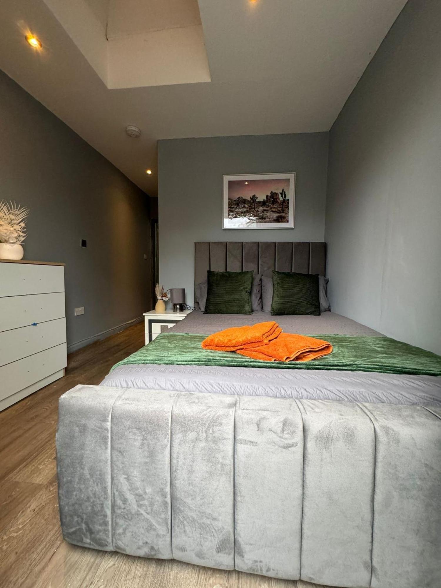 Apartment 2 Bedroom Flat In Euston 2 Mins Away From Station, No Lift *